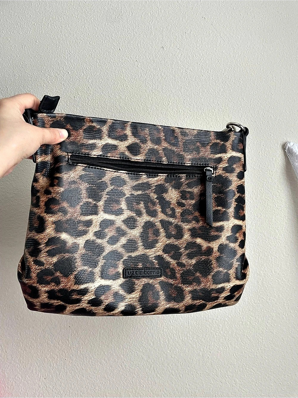 Liz Claiborne Leopard Print Shoulder Bag - Picture 2 of 4